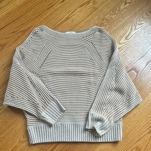 Oatmeal colored sweater - size M 100% acrylic material